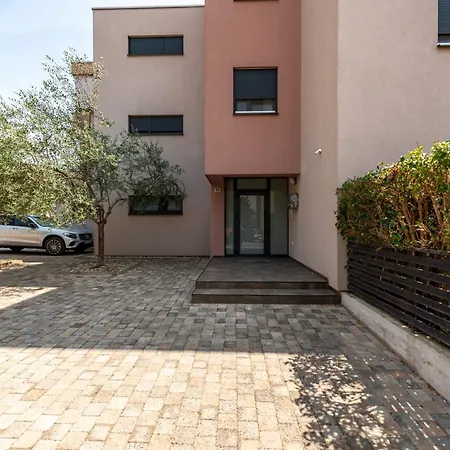 Adara アパート ザダル