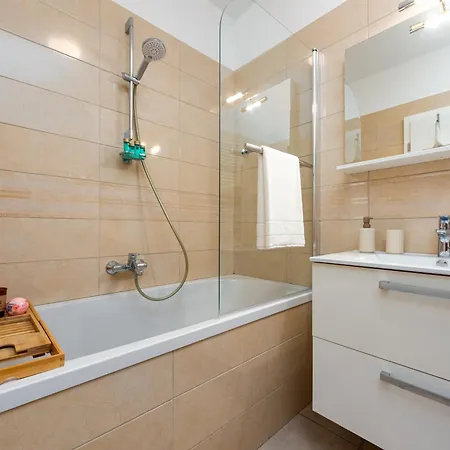 Adara アパート ザダル